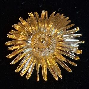 Vintage Goldtone Flower Brooch Featuring A Layered Daisy Design